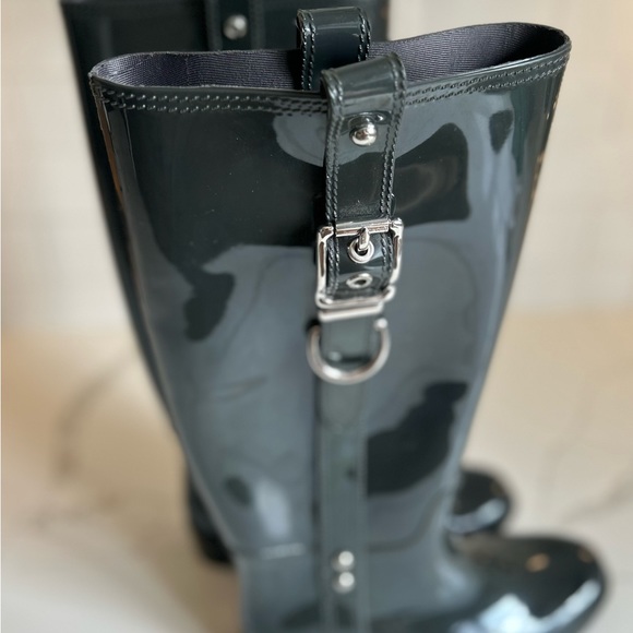 *NEW* Coach ‘Tasha’ Shiny Rain Boots - Size 7 - Graphite - Picture 5 of 8